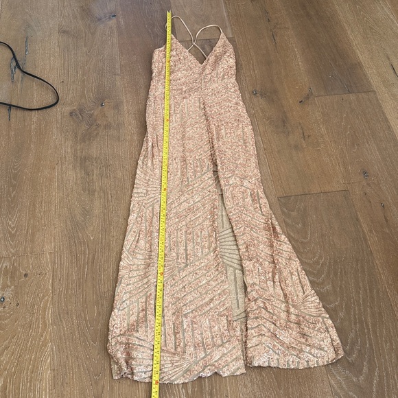 Gold v-neck stunning beaded gown size M - Picture 8 of 8